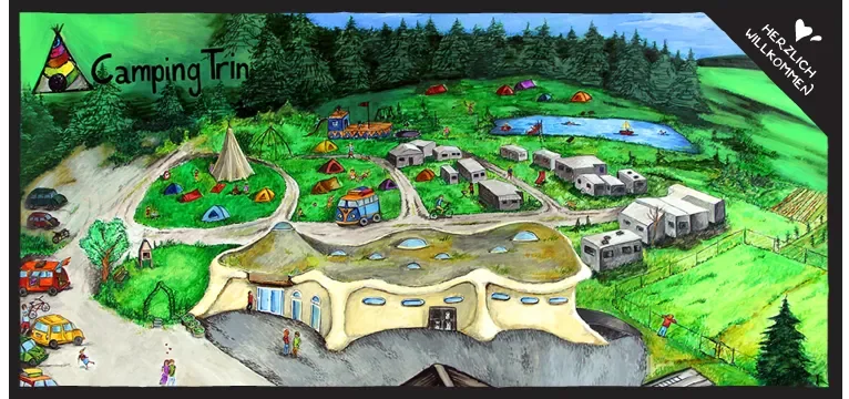 Gemalte Ansicht des ganzen Platzes von oben: das Erdhaus mit dem Grasdach, davor die Zeltwiesen mit Tipi und Feuerstelle, Wohnwagen und Autos an den Wegen, der Weiher, ringsum Wald und Berge. Über die Ecke läuft ein Band mit „Herzlich Willkommen“.