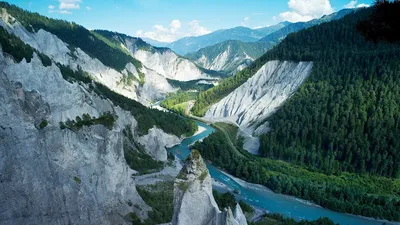 Die Rheinschlucht im Sommer, der türkise Vorderrhein zwischen weissen Felswänden